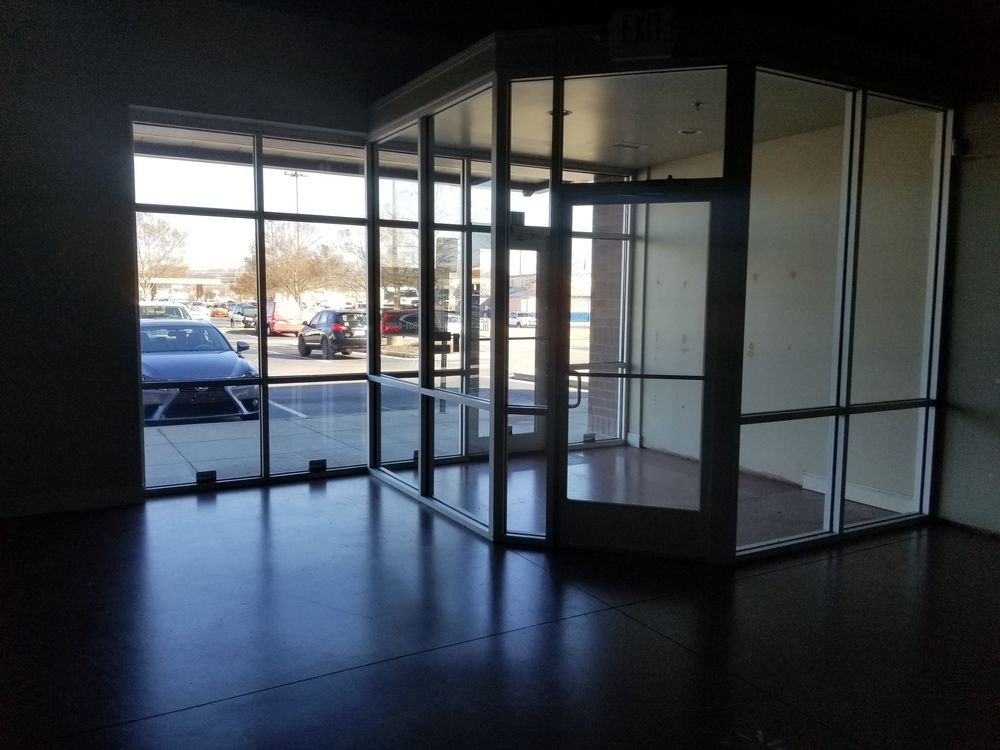 The Landing At Cedar Bluff : 9253 Kingston Pike, Knoxville, TN 37922